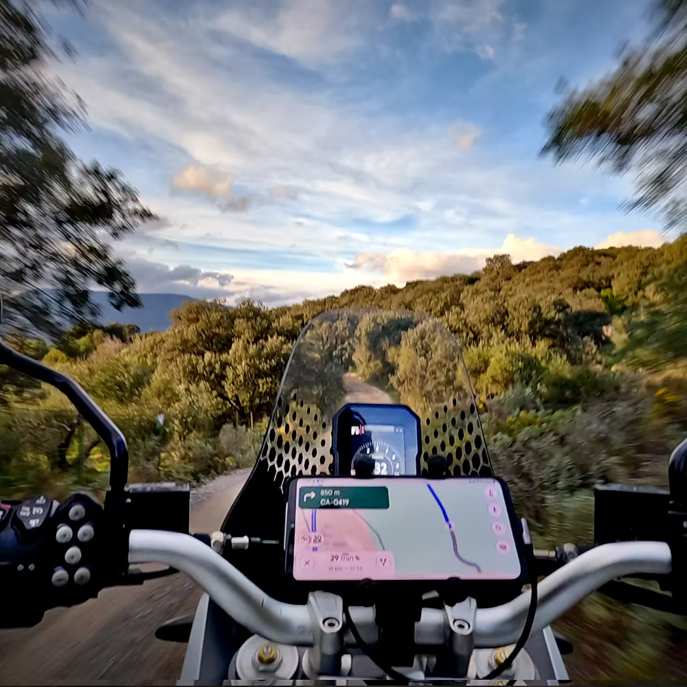 Remotek motorcycle handlebars bluetooth controller for sat nav and digital road book.