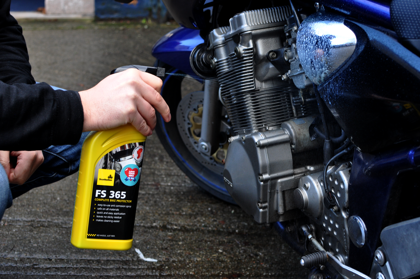Scottoiler FS 365 Complete Bike Protector is a water-based formula that neutralises salt to prevent rust and corrosion