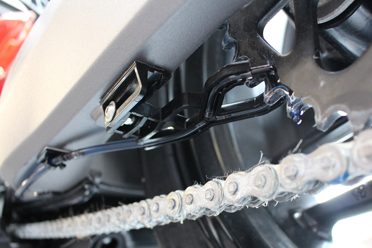 Scottoiler The Scorpion Dual Injector enhances oil delivery and lubrication to both sides of the chain and sprocket.