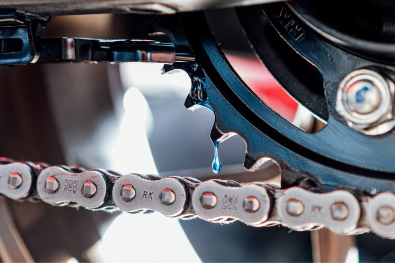 Scottoiler The Scorpion Dual Injector enhances oil delivery and lubrication to both sides of the chain and sprocket.